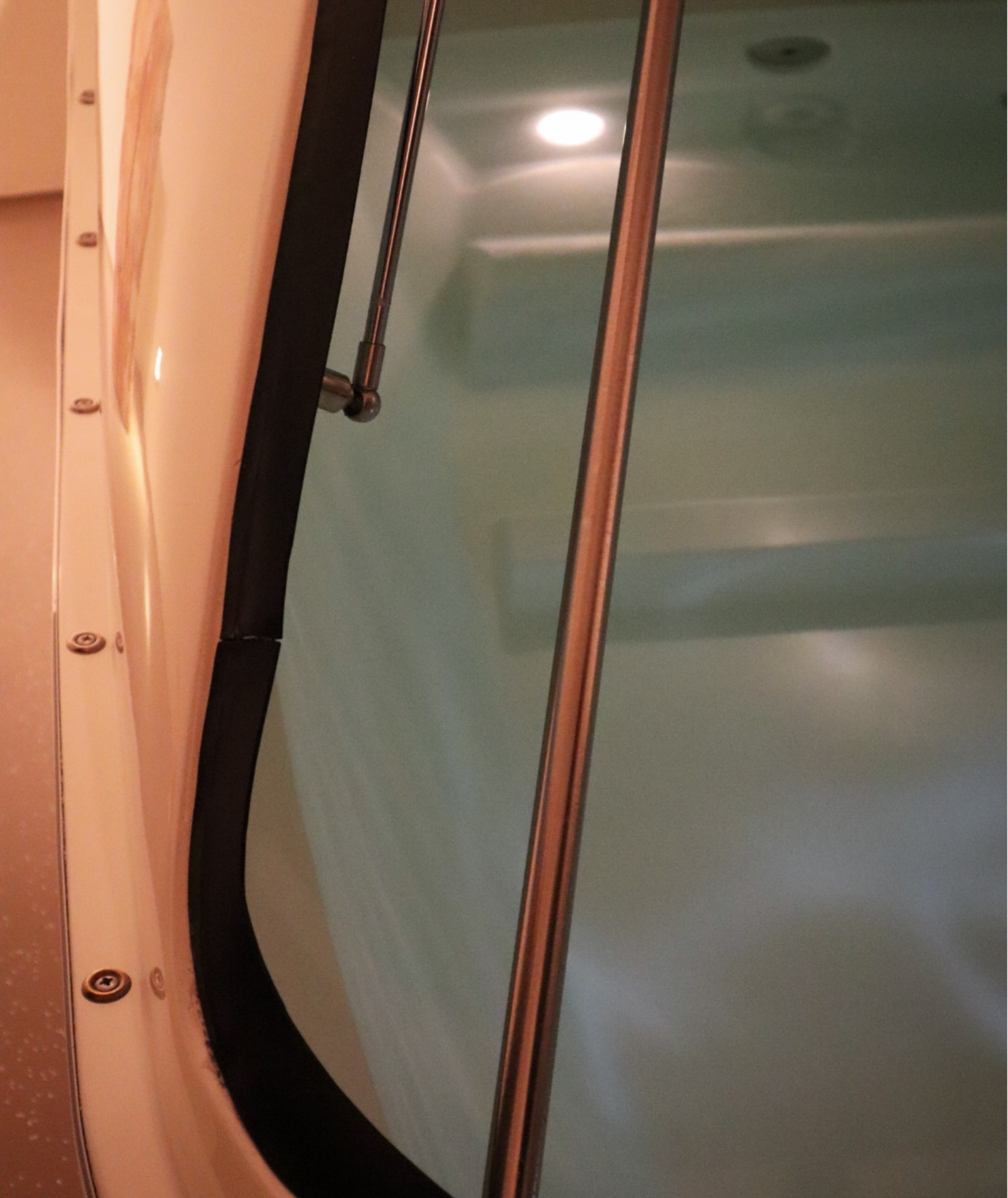 Tranquil view of Epsom saltwater inside a float cabin at Koan Float Amsterdam